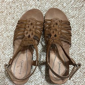 Baretraps comfortable sandal! Wear all around town! Great condition!